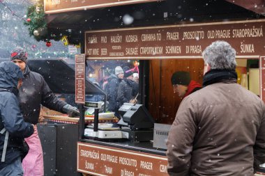 Prag sokaklarındaki bir yemek standının fotoğrafı. Turistlere ikram edebilecekleri sıcak ucuz yiyecek ve içecekler vardı.