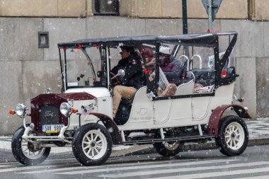 Prag, Çek Cumhuriyeti - 15 Aralık 2018 - Prag şehrinde turistler için kullanılan eski bir zamanlayıcı arabasının fotoğrafı