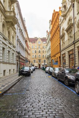 Prag, Çek Cumhuriyeti - 15 Aralık 2018 - Otomobilleri kaldırımda ve yolda park edilmiş Prag sokakları. 