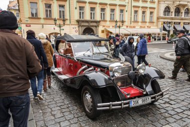 Prag, Çek Cumhuriyeti - 15 Aralık 2018 - Prag şehrinde turistler için kullanılan eski bir zamanlayıcı arabasının fotoğrafı