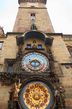 Prag Çek Cumhuriyeti 'nde astronomik saat. Bu zodyak yüzüklü ünlü bir saat ve çok daha fazlası var.
