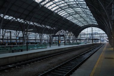 Prag 'daki ana tren istasyonu aralık ayında kış akşamında. Burası ana kompleks yağmurların geldiği ve ayrıldığı yer.