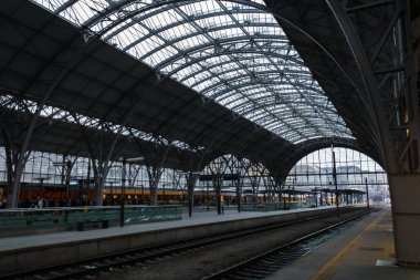 Prag 'daki ana tren istasyonu aralık ayında kış akşamında. Burası ana kompleks yağmurların geldiği ve ayrıldığı yer.