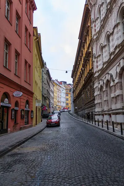 Prag, Çek Cumhuriyeti - 15 Aralık 2018 - Otomobilleri kaldırımda ve yolda park edilmiş Prag sokakları. 