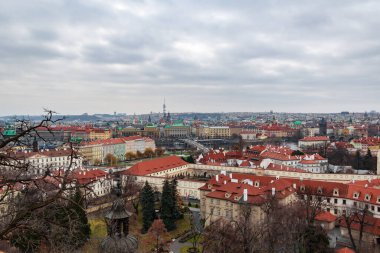 Prag 'ın ortaçağ şehri kışın panoramik manzarası. Televizyon kulesini, Charles Köprüsü 'nü Prag Köprüsü' nü ve uzaktan kadınımızın kilisesini görebilirsiniz. Hava bulutluydu.