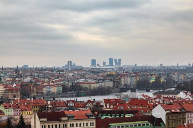 Prag 'ın ortaçağ şehri kışın panoramik manzarası. Uzaktan Charles Köprüsü 'nü, Prag Köprüsü' nü, gökdeleni ve otelleri görebilirsiniz. Hava bulutluydu.