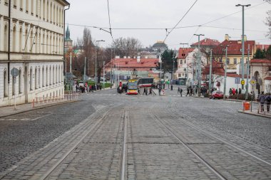 Prag 'ın tarihi ortaçağ şehrinin caddesinde bir demiryolu lokomotifi..