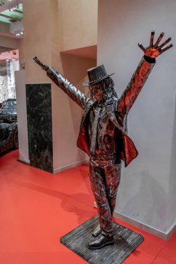 Prag, Çek Cumhuriyeti - 16 Aralık 2018 - Prag kentindeki çelik heykeller galerisinde Michael Jackson 'ın metal bir heykeli