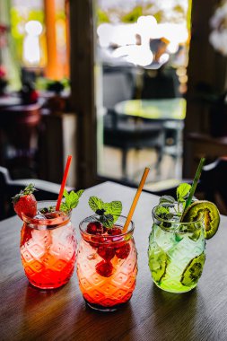 Barda servis edilen ferahlatıcı bir limonata. Alkol çeşitleri var.