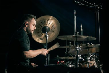 Aconcert 'te bir davulcu sahneye çıkıyor.