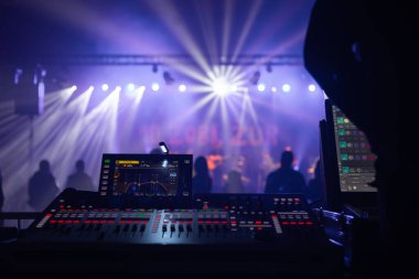 İçerideki bir müzik etkinliğindeki insanların silueti.