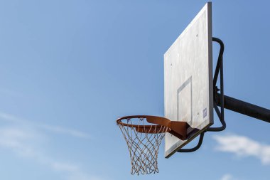 Bir basketbol potası ve açık havada mavi gökyüzü ve ağ