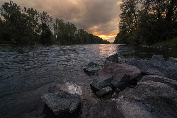 Ormanı ve taşları olan Mura nehri.