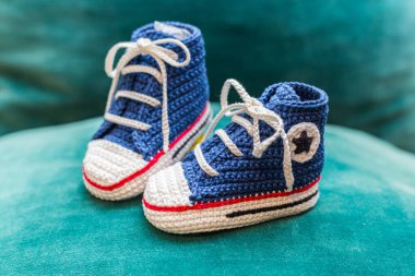 Küçük bir çocuk için el yapımı yumuşak ayakkabılar.