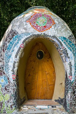 Ahşap kapılı ve mozaiği olan bir ev.