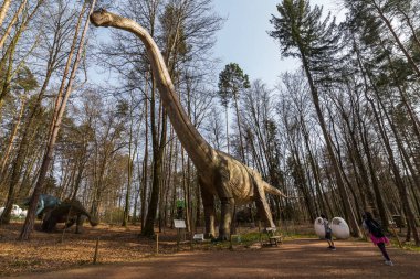 Ormandaki dinozorun devasa bir kopyası.