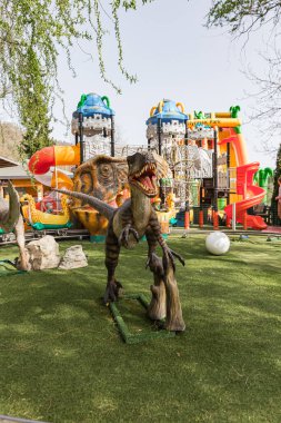 Bad Gleichenberg, Avusturya - 30 Mart 2024 - Velociraptor Avustralya 'da bir lunaparkta. 