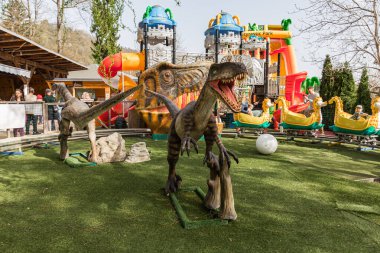 Bad Gleichenberg, Avusturya - 30 Mart 2024 - Velociraptor Avustralya 'da bir lunaparkta. 
