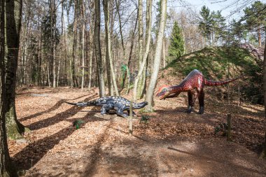 Ormanda bir dinozor taklidi.