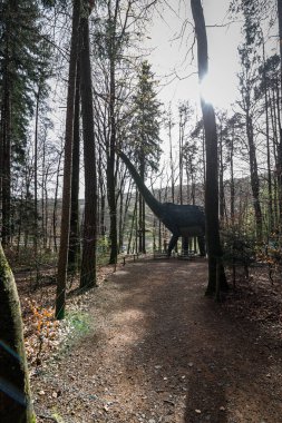 Ormanda bir dinozor taklidi.