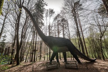 Ormanda bir dinozor taklidi.