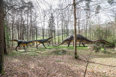 Ormanda bir dinozor taklidi.