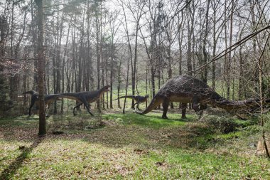 Ormanda bir dinozor taklidi.