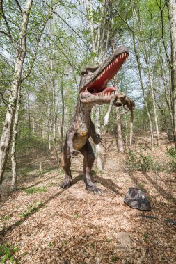 Vahşi yaşam ormanlarındaki bir spinosaurus. Doğadaki bir dinozor kopyası.