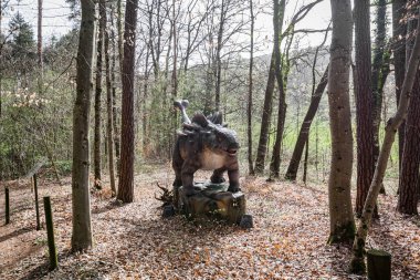 Doğada, ormanda büyük bir dinozor taklidi.