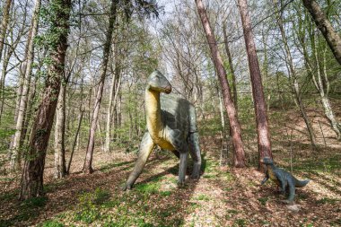 Doğada, ormanda büyük bir dinozor taklidi.