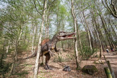 Vahşi yaşam ormanlarındaki bir spinosaurus. Doğadaki bir dinozor kopyası.