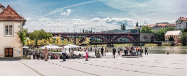 Maribor şehrinin bir manzarası Drava nehri ve bir sürü turizm ve seyahat devam ediyor..