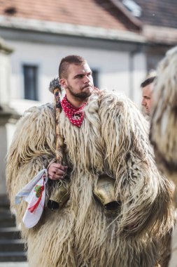 Slovenya 'daki karnavalda maskesi olmayan bir kurent. İlkbaharda giyilecek geleneksel bir kostüm. Kuran bizim kültürümüzde var.