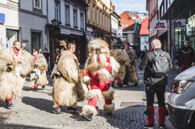 Slovenya 'daki karnavalda maskesi olmayan bir kurent. İlkbaharda giyilecek geleneksel bir kostüm. Kuran bizim kültürümüzde var.