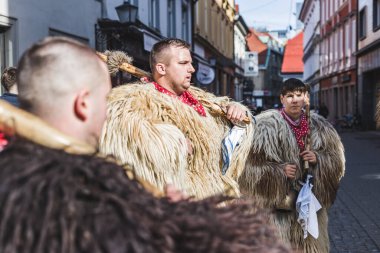 Slovenya 'daki karnavalda maskesi olmayan bir kurent. İlkbaharda giyilecek geleneksel bir kostüm. Kuran bizim kültürümüzde var.