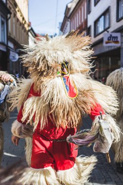 Slovenya 'daki karnaval maskeli bir kuren. İlkbaharda giyilecek geleneksel bir kostüm. Kuran bizim kültürümüzde var.