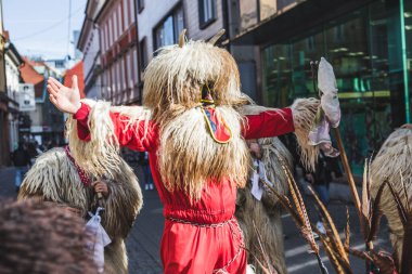 Slovenya 'daki karnaval maskeli bir kuren. İlkbaharda giyilecek geleneksel bir kostüm. Kuran bizim kültürümüzde var.
