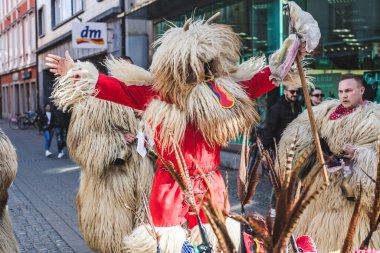 Slovenya 'daki karnaval maskeli bir kuren. İlkbaharda giyilecek geleneksel bir kostüm. Kuran bizim kültürümüzde var.