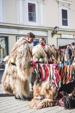 Slovenya 'daki karnavalda maskesi olmayan bir kurent. İlkbaharda giyilecek geleneksel bir kostüm. Kuran bizim kültürümüzde var.