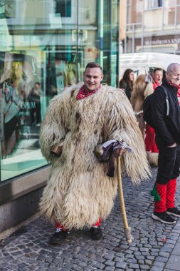Slovenya 'daki karnavalda maskesi olmayan bir kurent. İlkbaharda giyilecek geleneksel bir kostüm. Kuran bizim kültürümüzde var.