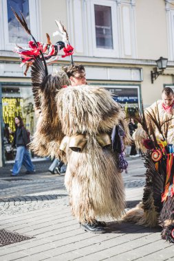 Slovenya 'daki karnavalda maskesi olmayan bir kurent. İlkbaharda giyilecek geleneksel bir kostüm. Kuran bizim kültürümüzde var.
