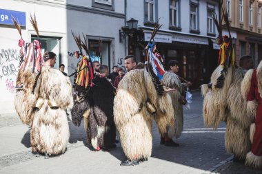 Slovenya 'daki karnavalda maskesi olmayan bir kurent. İlkbaharda giyilecek geleneksel bir kostüm. Kuran bizim kültürümüzde var.