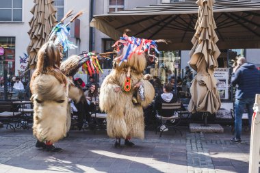 Slovenya 'daki karnaval maskeli bir kuren. İlkbaharda giyilecek geleneksel bir kostüm. Kuran bizim kültürümüzde var.
