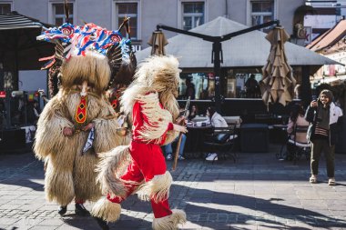 Slovenya 'daki karnaval maskeli bir kuren. İlkbaharda giyilecek geleneksel bir kostüm. Kuran bizim kültürümüzde var.