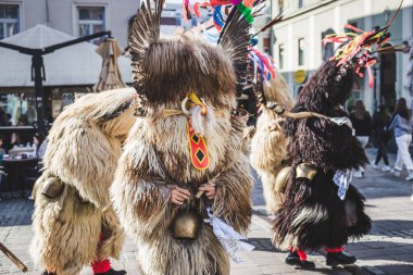 Slovenya 'daki karnaval maskeli bir kuren. İlkbaharda giyilecek geleneksel bir kostüm. Kuran bizim kültürümüzde var.