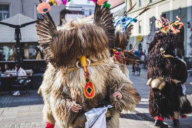 Slovenya 'daki karnaval maskeli bir kuren. İlkbaharda giyilecek geleneksel bir kostüm. Kuran bizim kültürümüzde var.