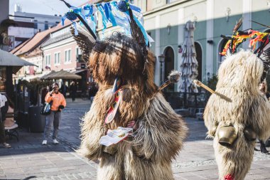 Slovenya 'daki karnaval maskeli bir kuren. İlkbaharda giyilecek geleneksel bir kostüm. Kuran bizim kültürümüzde var.