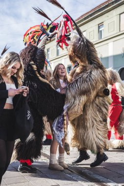 Kurtlarla çevrili bir kadın. Slovenya 'daki karnaval maskeli bir kuren. İlkbaharda giyilecek geleneksel bir kostüm. Kur 'an bizim mekanımızda.