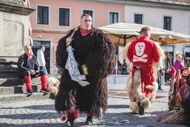 Slovenya 'daki karnavalda maskesi olmayan bir kurent. İlkbaharda giyilecek geleneksel bir kostüm. Kuran bizim kültürümüzde var.