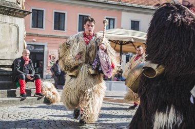 Slovenya 'daki karnavalda maskesi olmayan bir kurent. İlkbaharda giyilecek geleneksel bir kostüm. Kuran bizim kültürümüzde var.